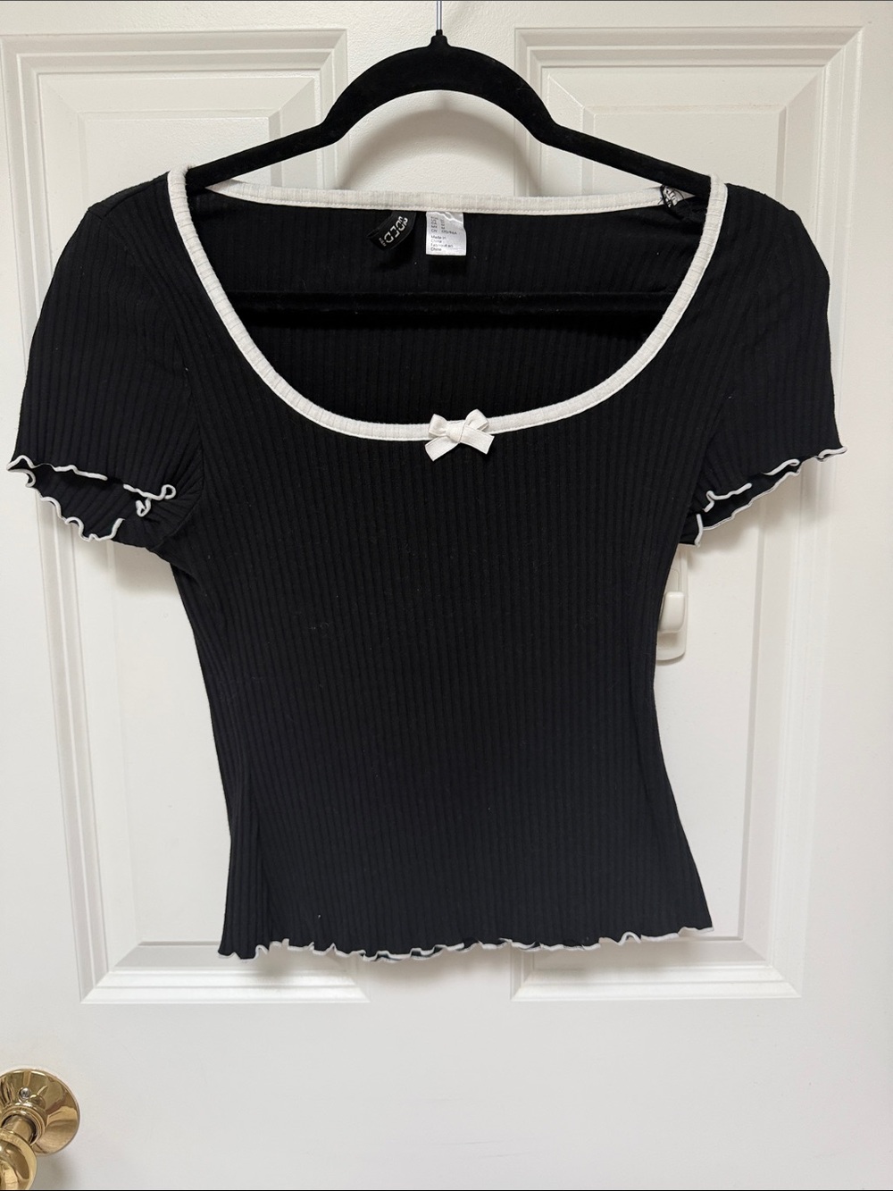 HM Divided Black Ribbed Tee with White Trim and Bow Short Sleeve Size M